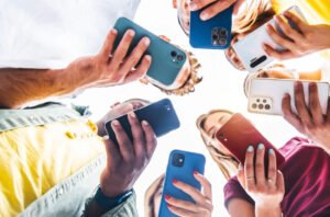 how social media shapes millennial spending patterns